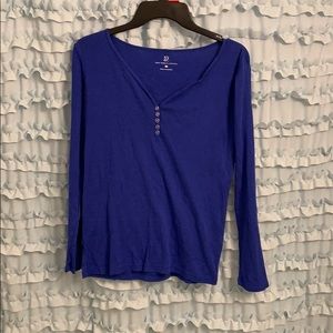 Blue long sleeve Vneck T-shirt. Size med NY&CO